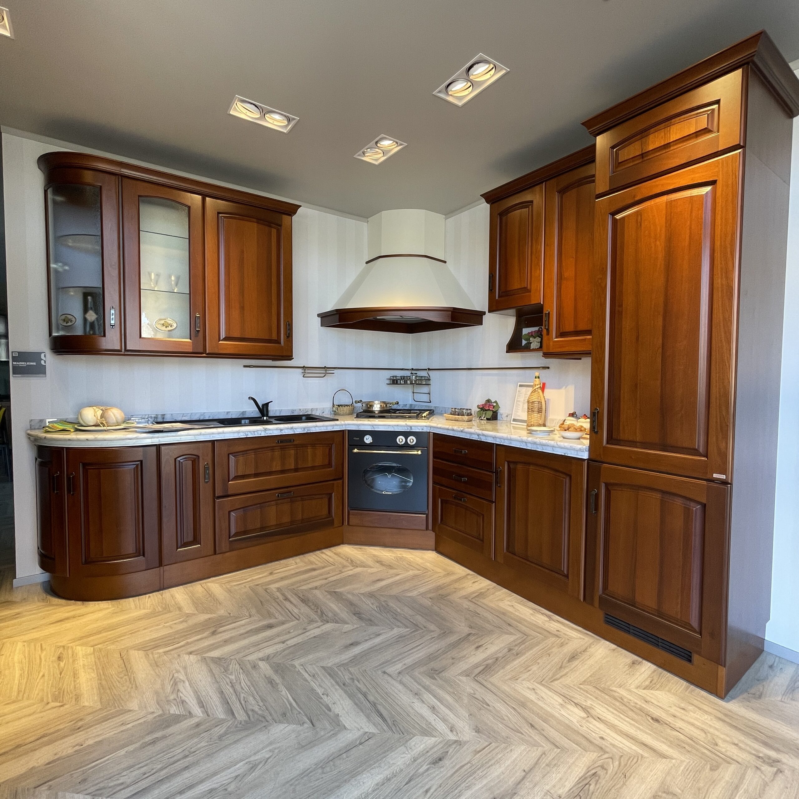 cucina madeleine in legno, piano in marmo, elettrodomestici inclusi, sconto speciale outlet